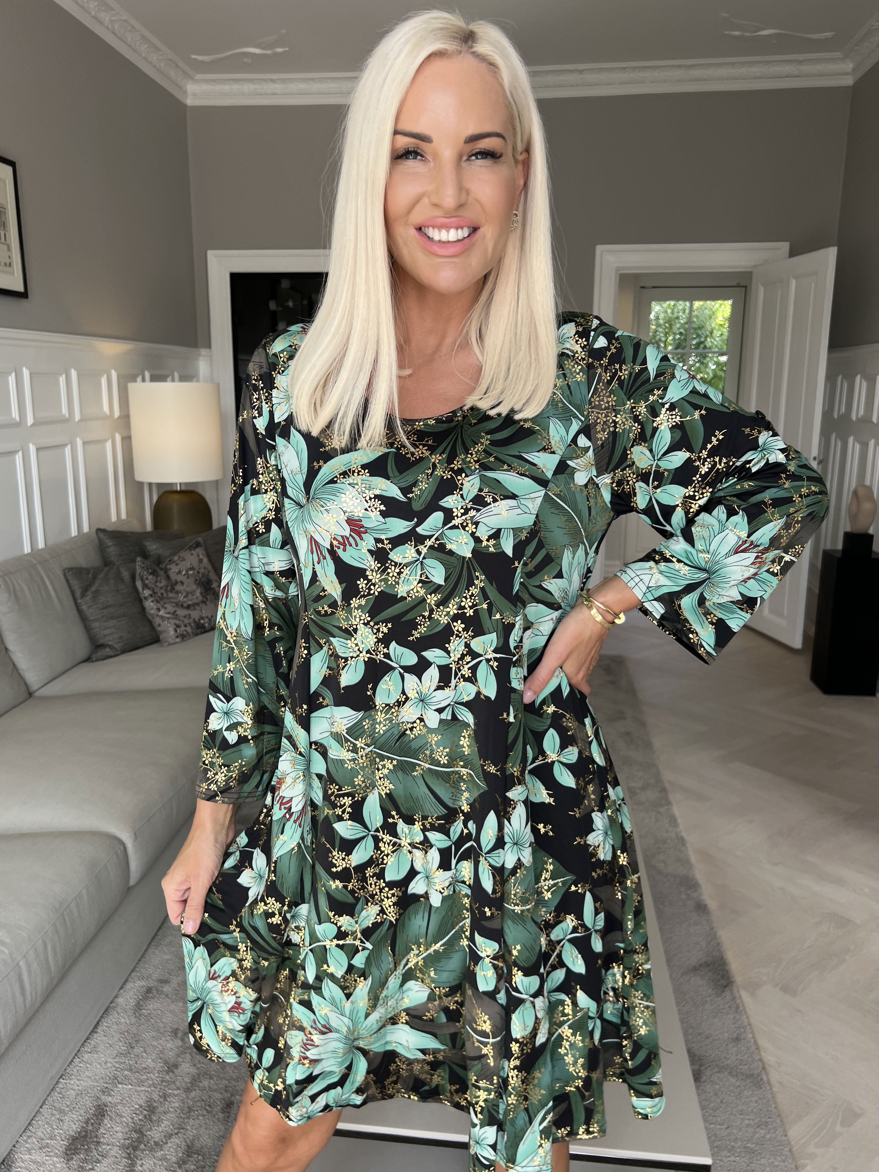 Maj Long Sleeve - Elastisk klänning i mönster med gulddetaljer